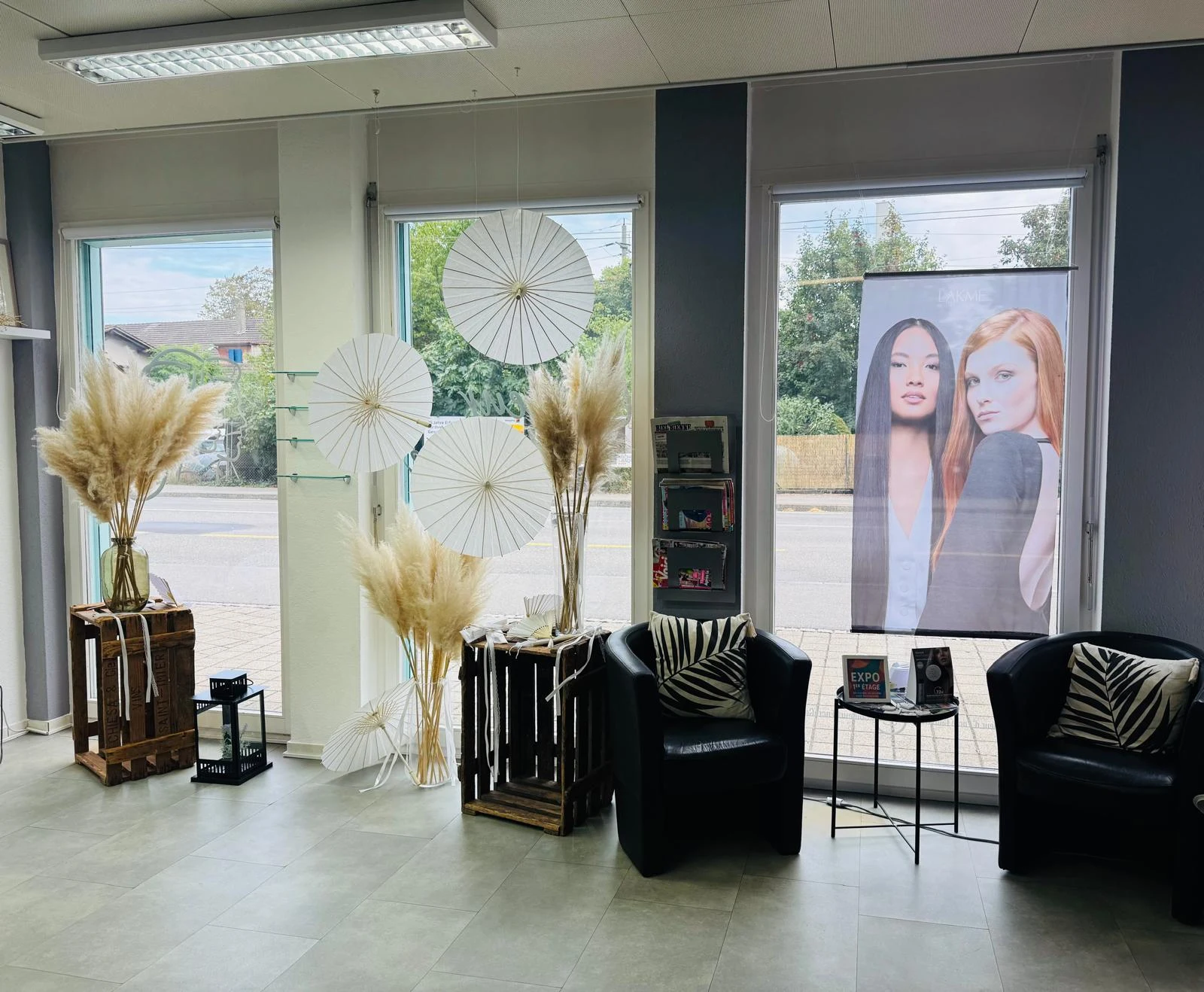 Espace du salon près des fenêtres pouvant accueillir un poste de manucure